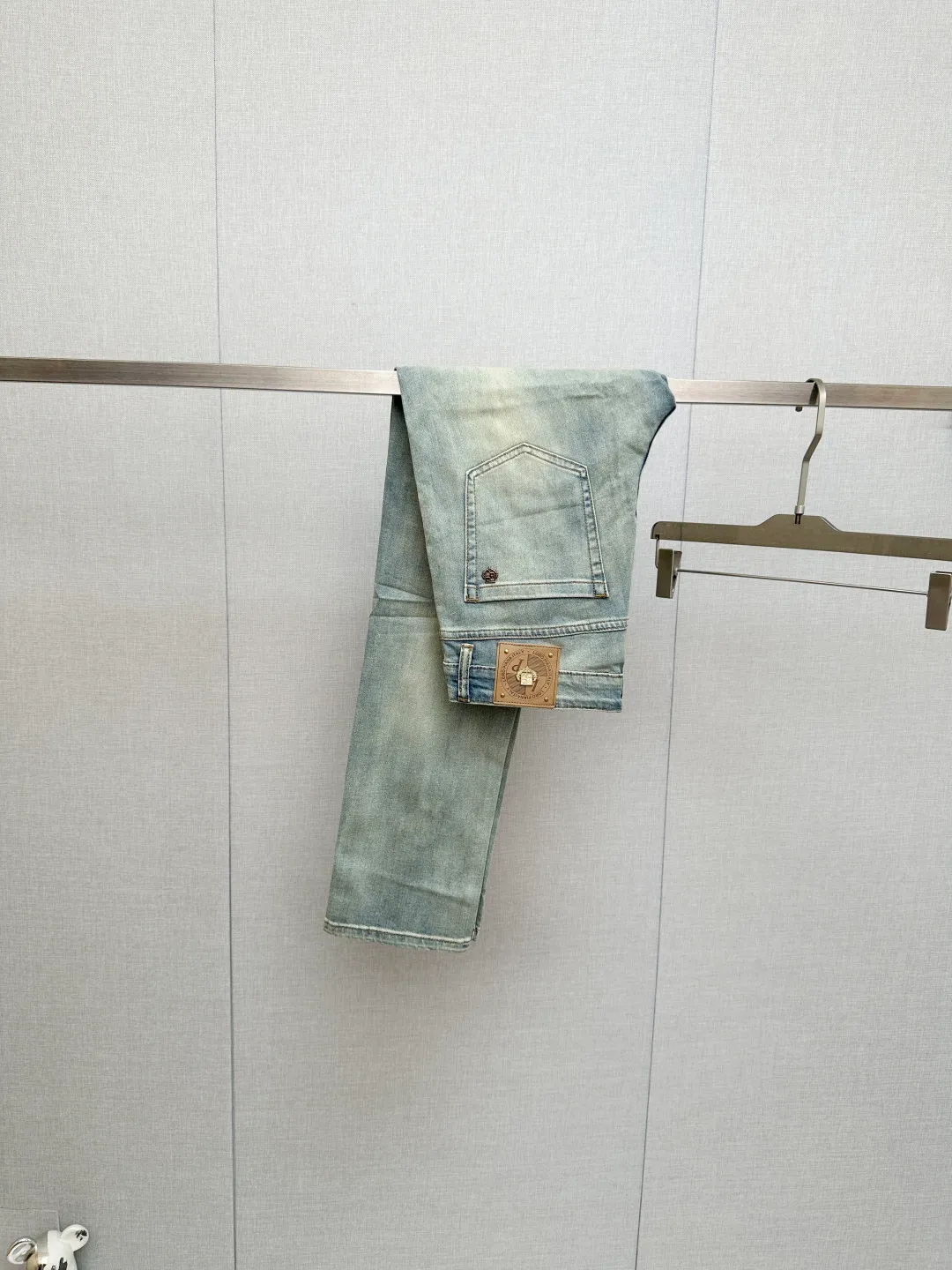 Available at the official website counter at the same time, the Original is a very stylish pair of jeans, with customized original washed denim fabric, unique design, top-notch printing technology letter pattern logo, original hardware accessories decoration, an extremely outstanding pair of jeans, the materials and craftsmanship are extremely luxurious and exquisite, extremely high-grade, handsome and stylish upper body, recommended 👍, Sizes: 29-38